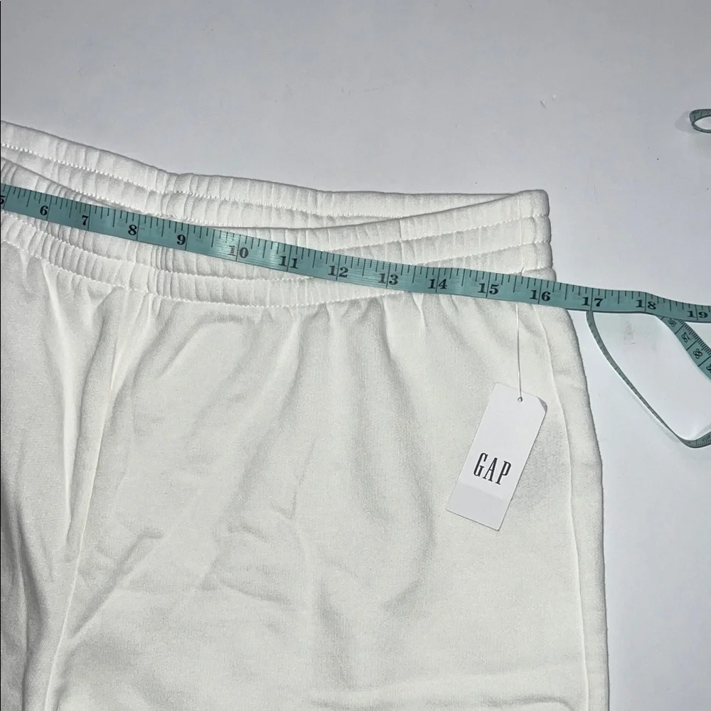 GAP  Athletic White Shorts Men’s  size Medium